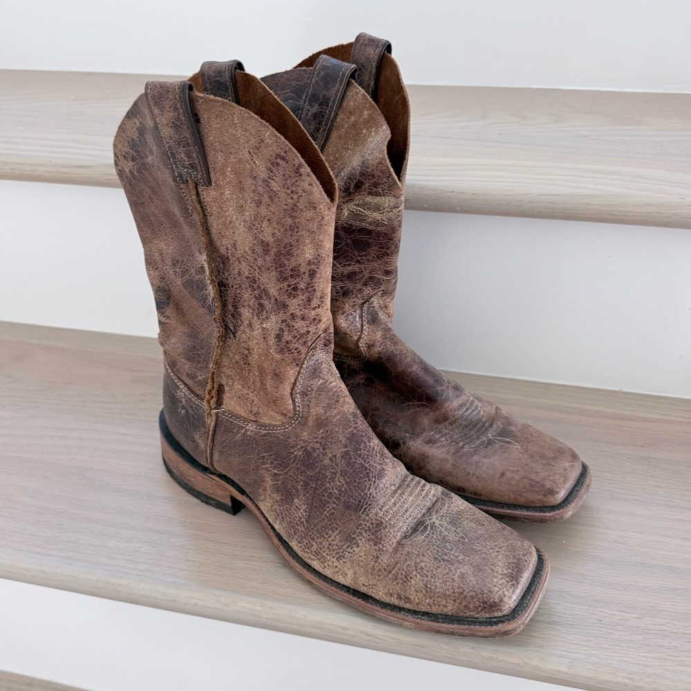 Justin Men’s LIKE NEW square toe distressed Bent Rail boots; retailed at $250 - Picture 10 of 13